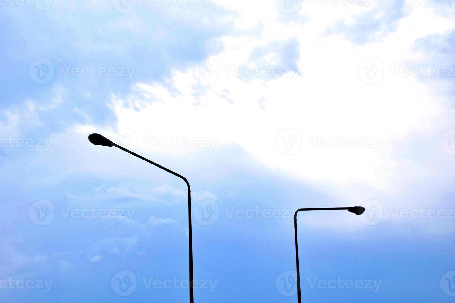 fond de ciel bleu et nuages blancs flou artistique. nuages de ciel bleu pour le fond. fond naturel. photo