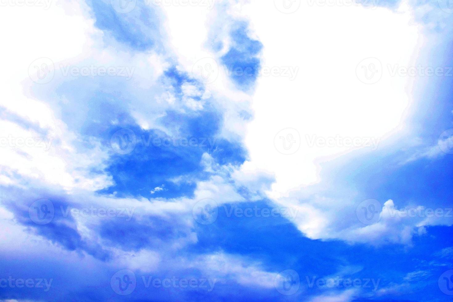 fond de ciel bleu et nuages blancs flou artistique. nuages de ciel bleu pour le fond. fond naturel. photo