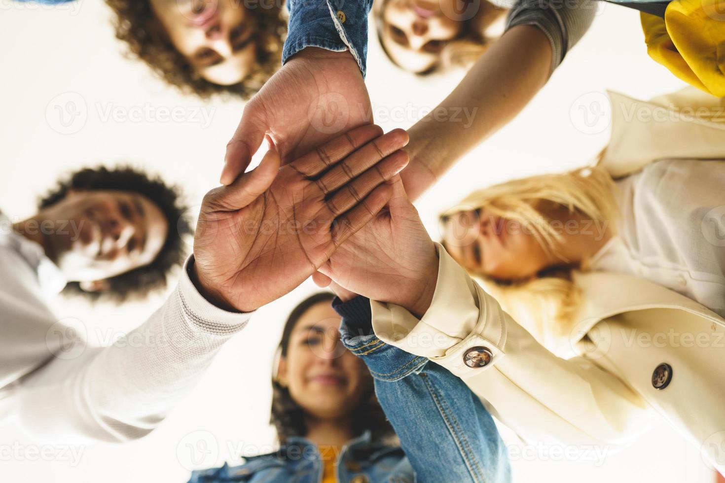 diverses personnes empilant les mains ensemble photo