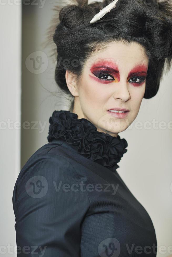 portrait d'une belle jeune femme avec une belle coiffure photo