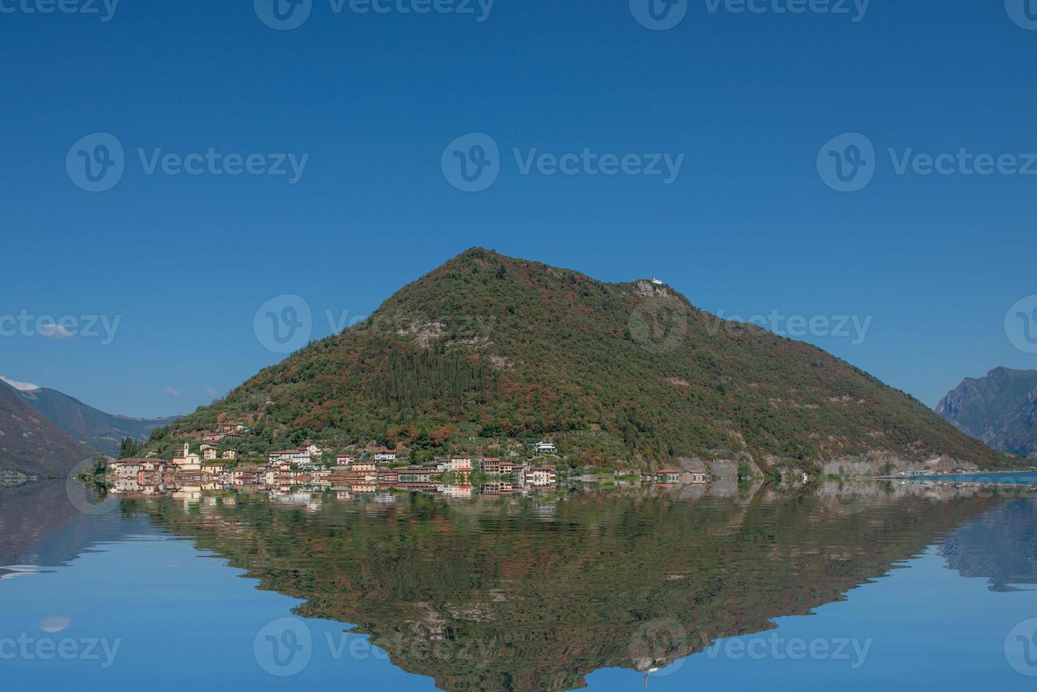 Montisola est la plus grande île lacustre d'Italie photo