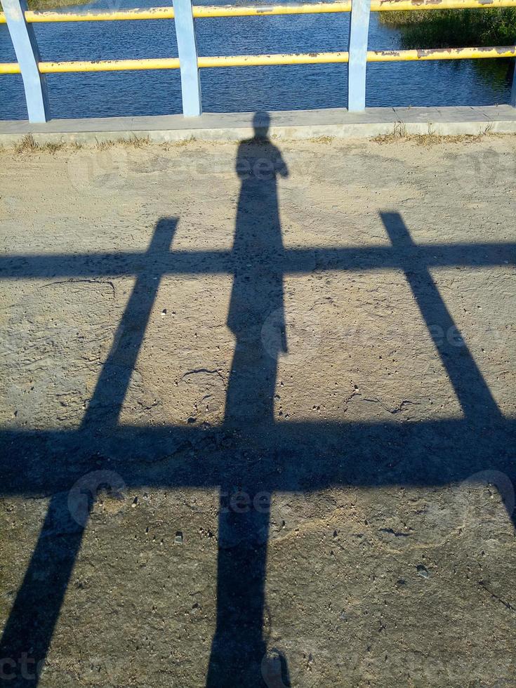 ombre d'homme sur fond de pont photo