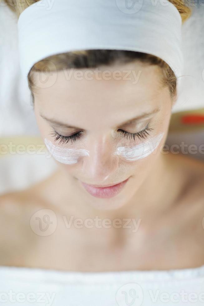 Belle jeune femme dans le spa photo