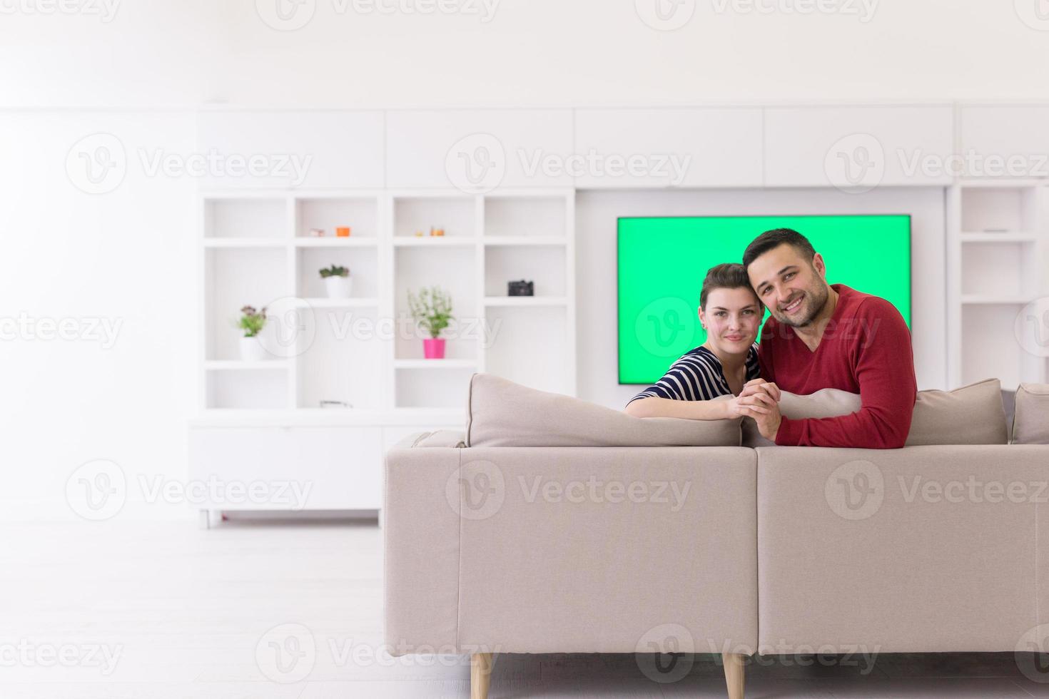couple s'embrassant et se relaxant sur un canapé photo