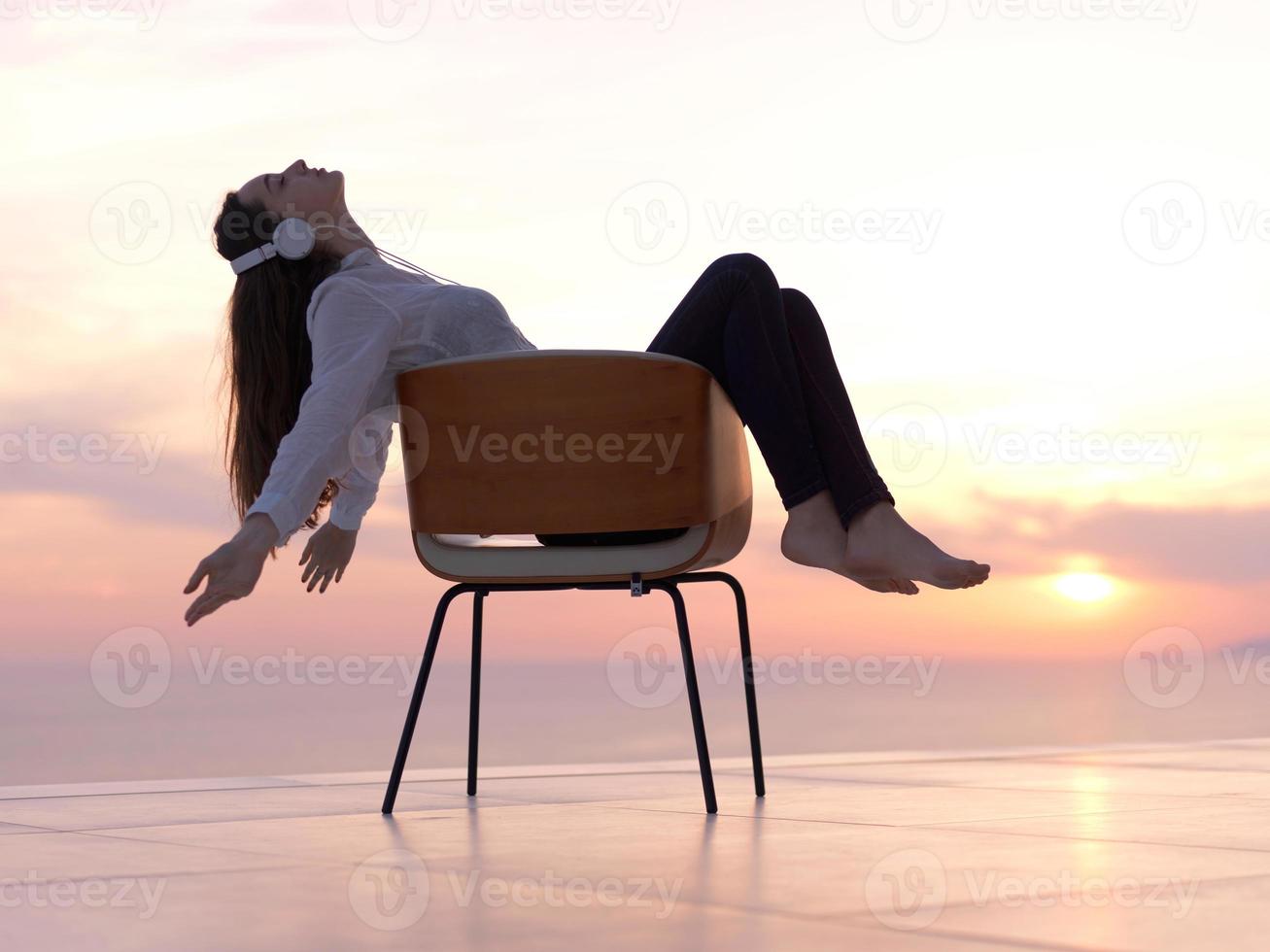 jeune femme profiter du coucher du soleil photo