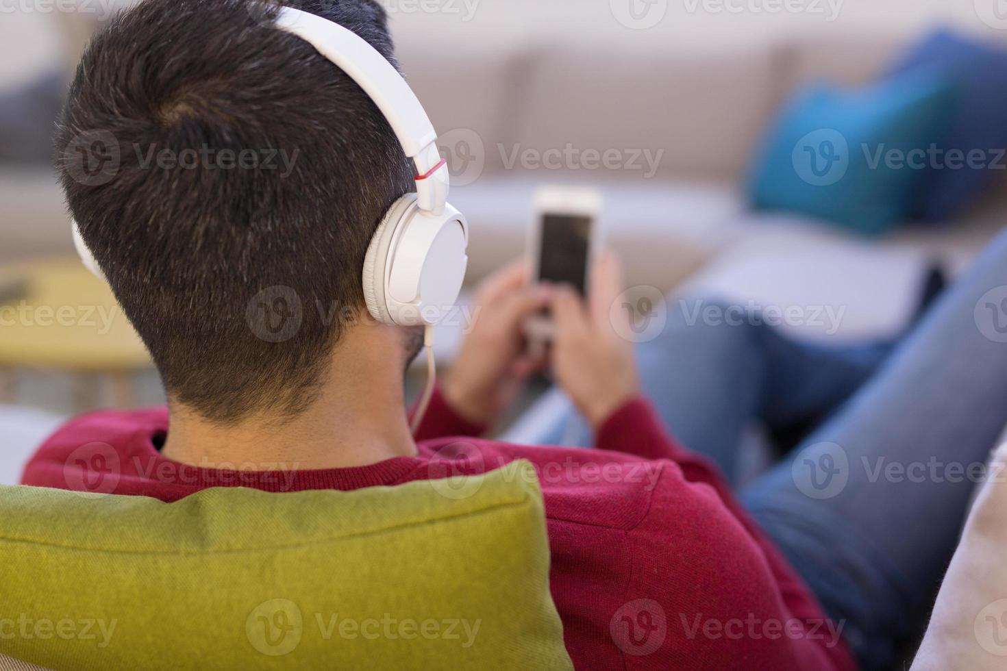 homme écoutant de la musique avec des écouteurs photo