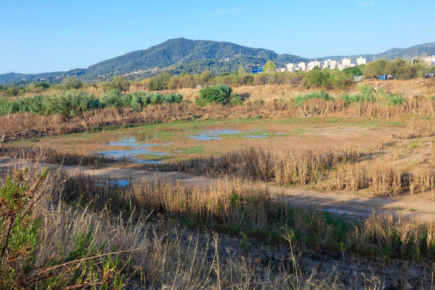 fleuve llobregat lorsqu'il traverse les environs de la ville de barcelone. photo