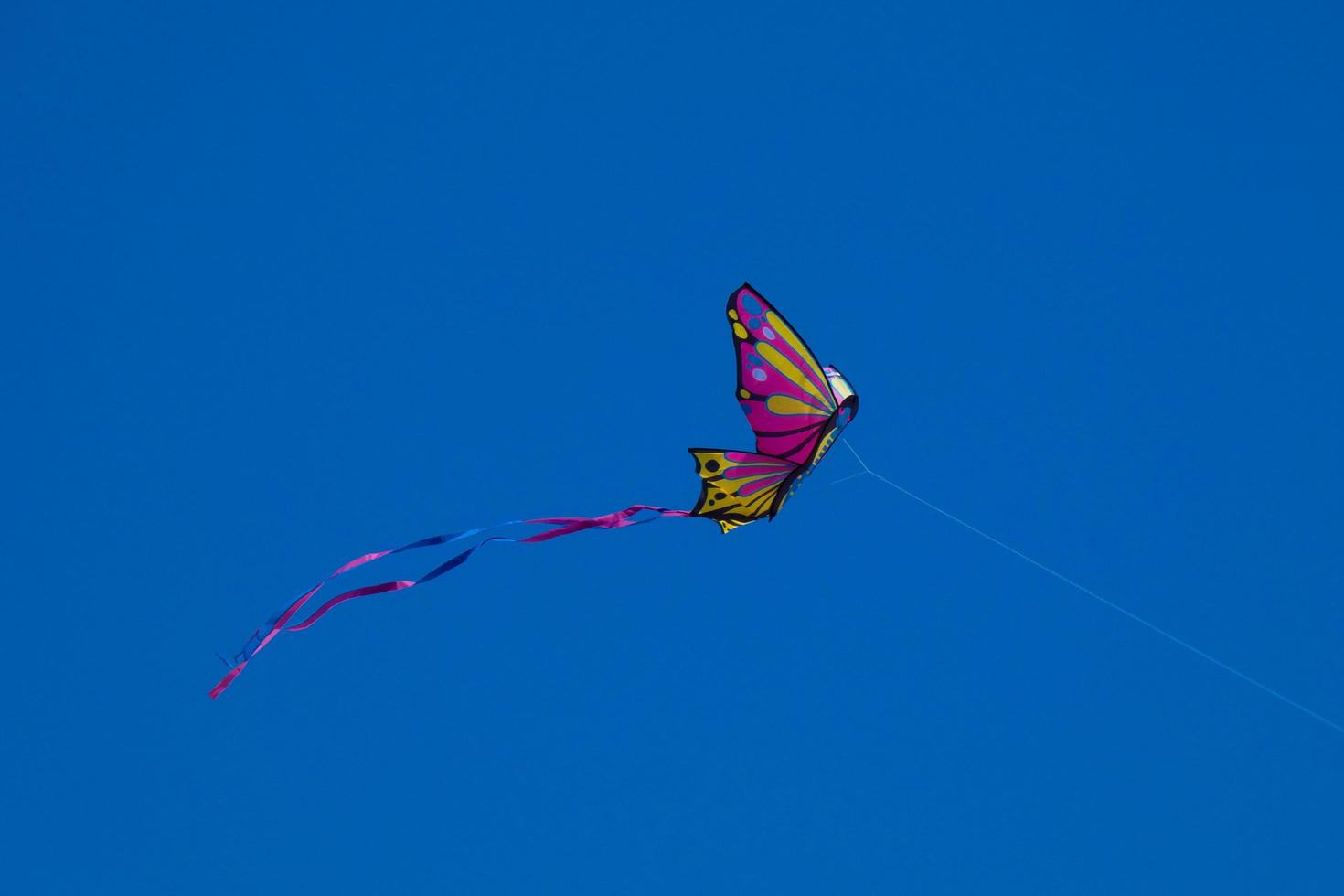 cerf-volant coloré volant sous le ciel bleu photo