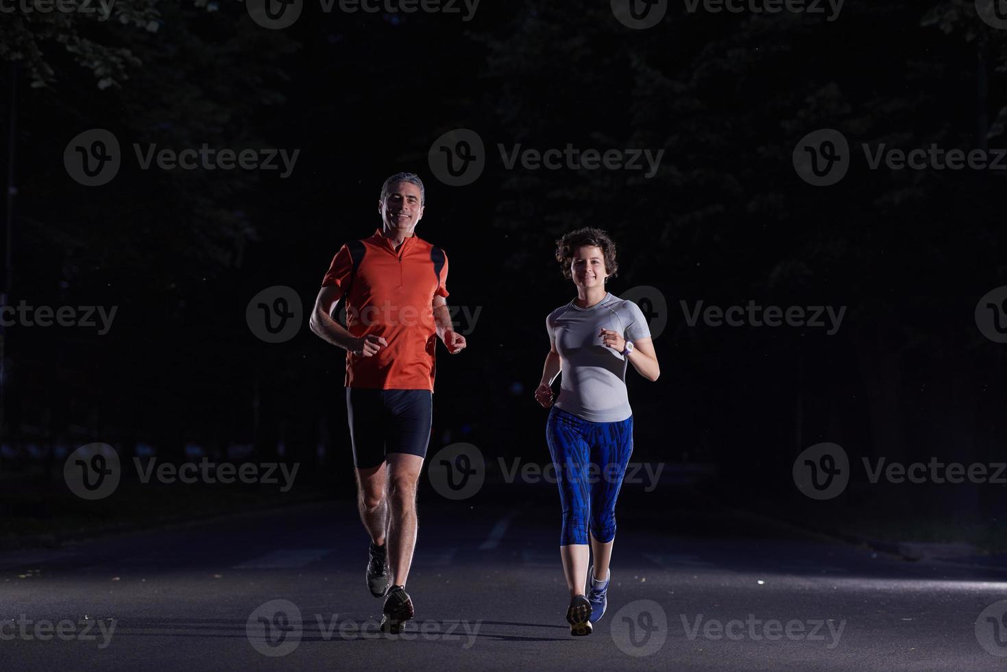 couple faisant du jogging tôt le matin photo