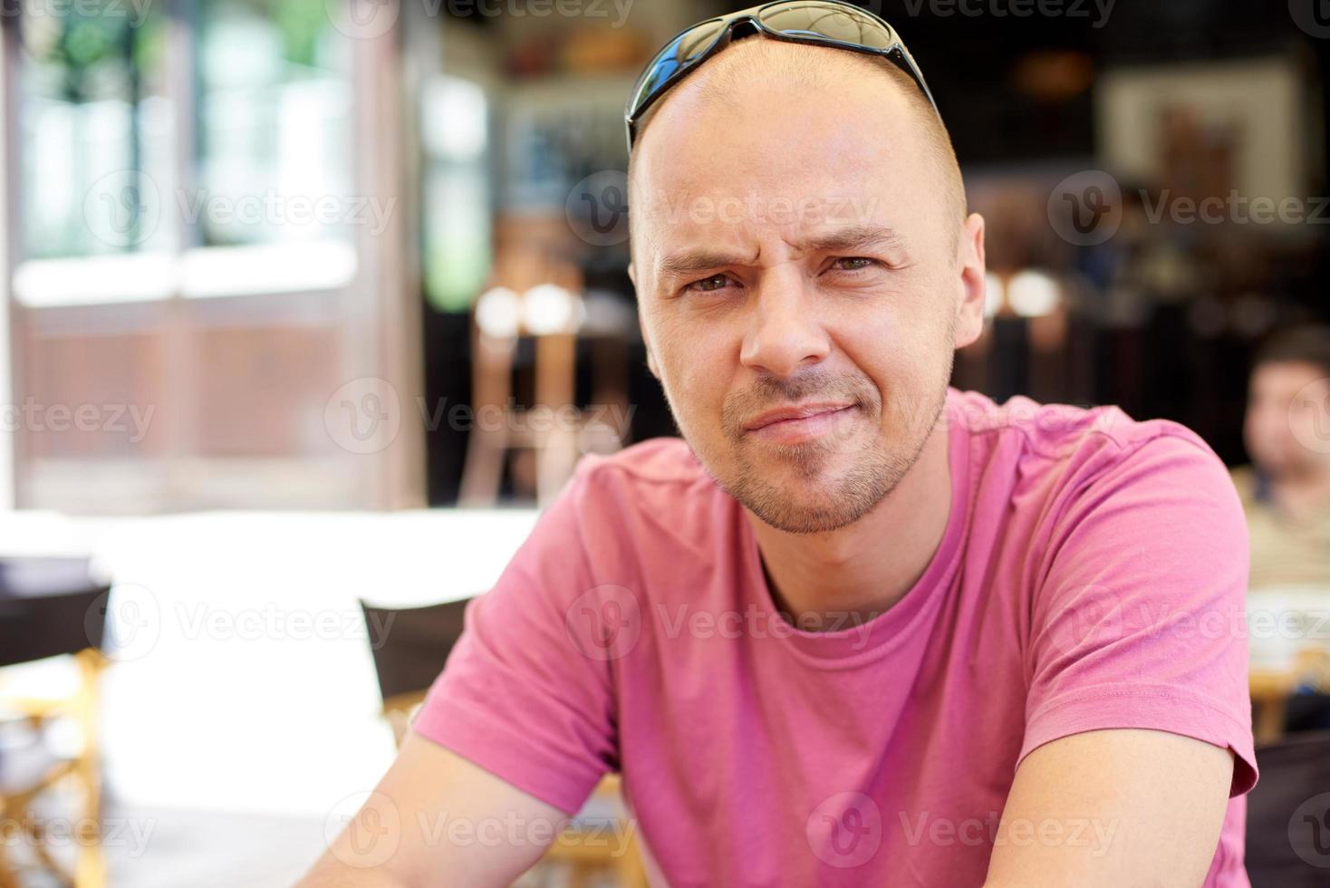 portrait de jeune homme en pause café photo