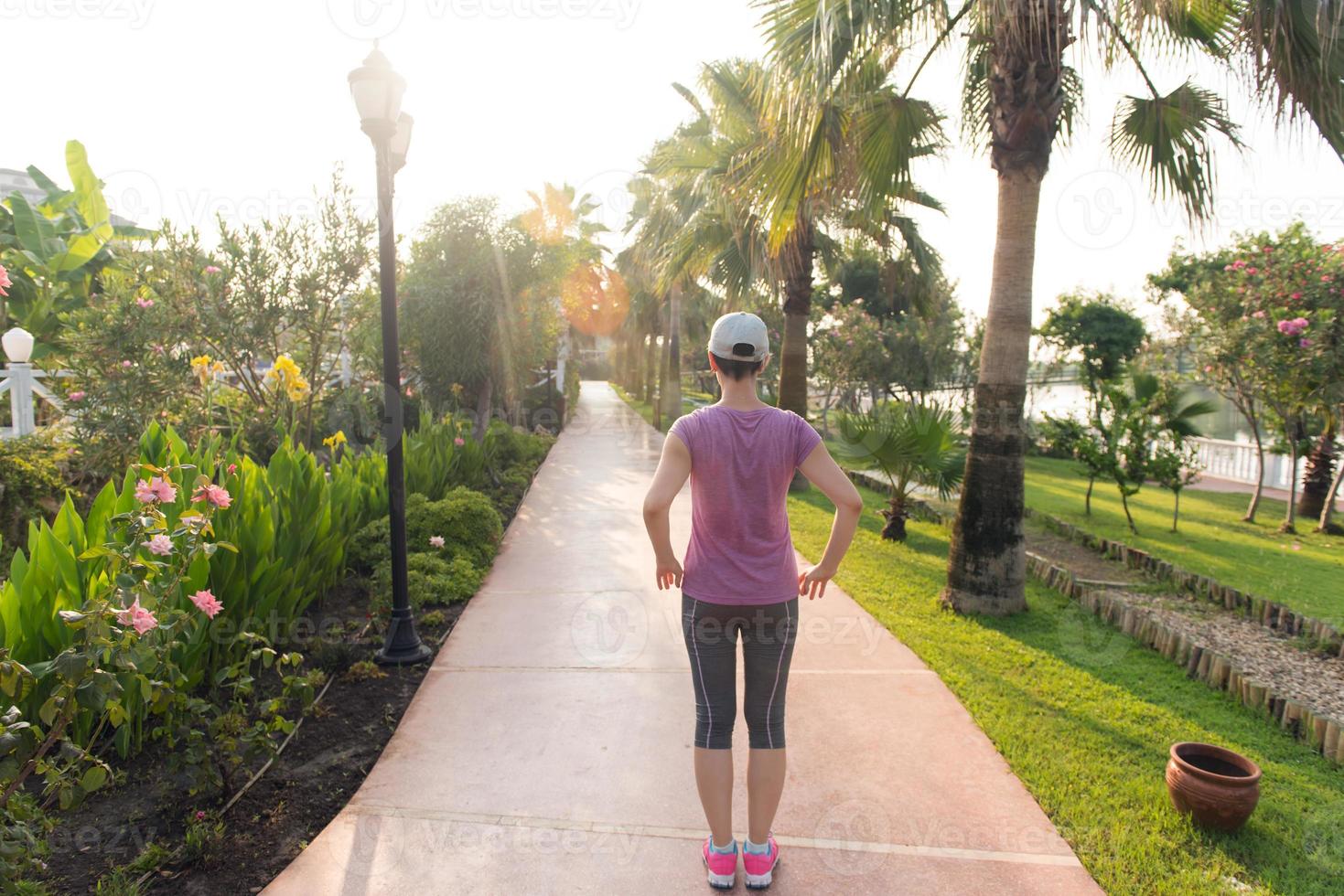 femme qui s'étire avant le jogging du matin photo