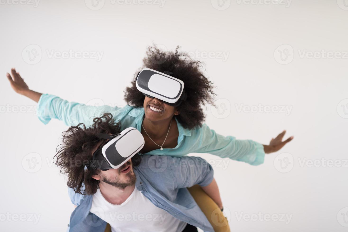 couple multiethnique acquérir de l'expérience en utilisant des lunettes de casque vr photo