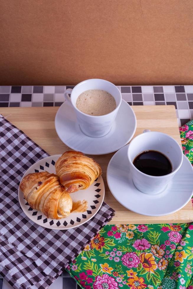 tasse de café et croissant photo