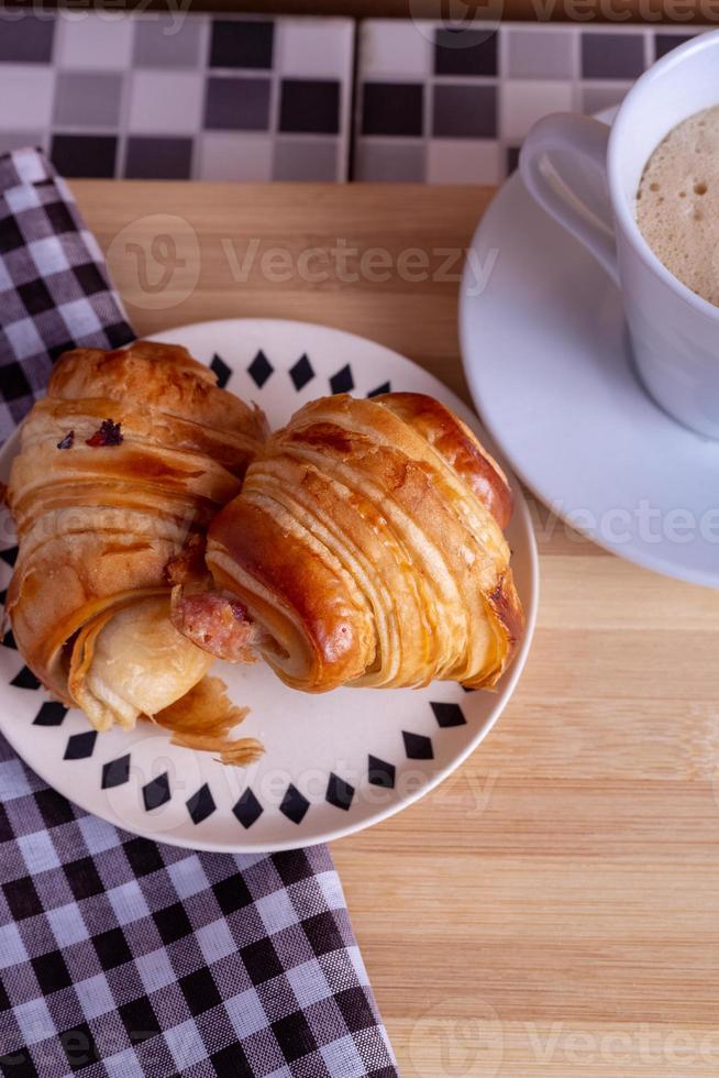 croissant sur la table photo