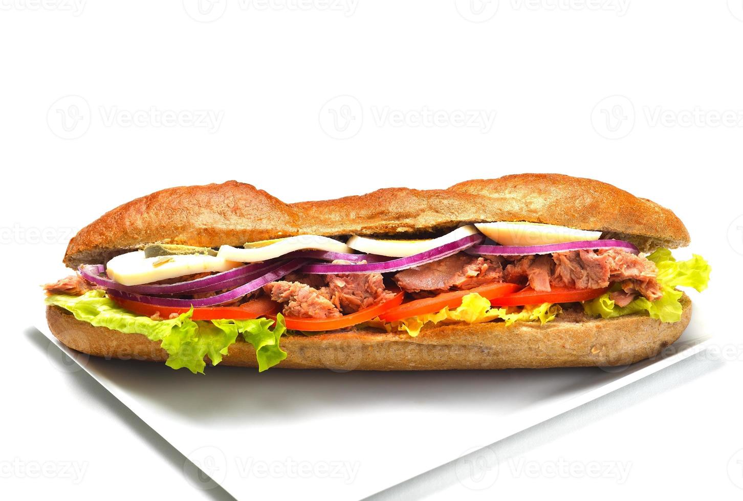 sandwich sur une surface blanche photo