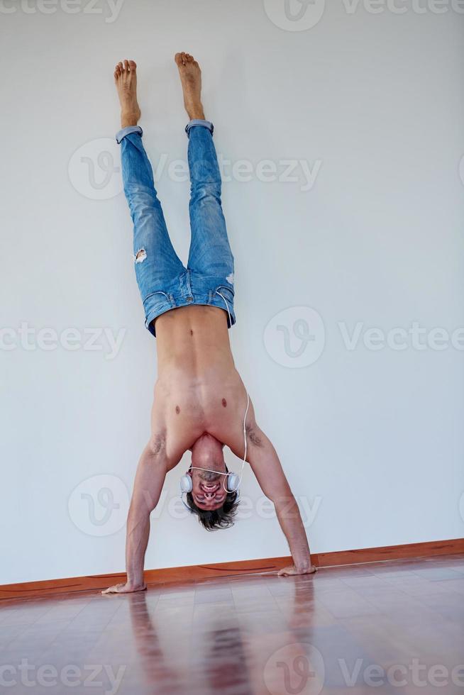 beau jeune homme écoutant de la musique au casque photo