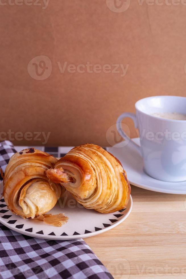 croissant sur la table photo