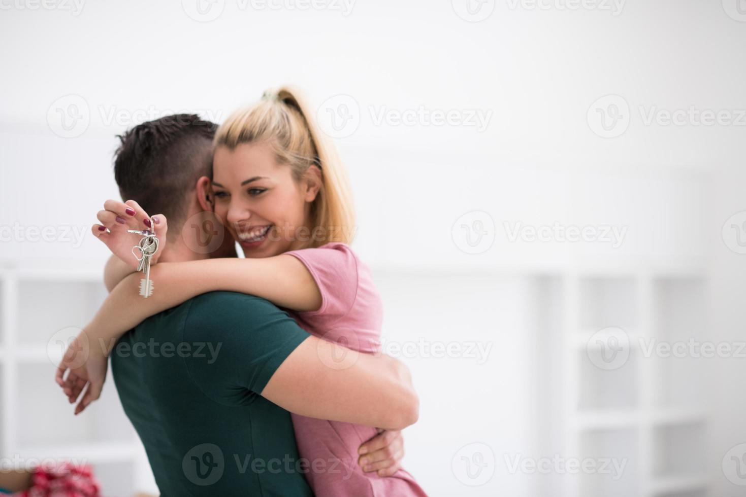 heureux jeune couple emménageant dans une nouvelle maison photo