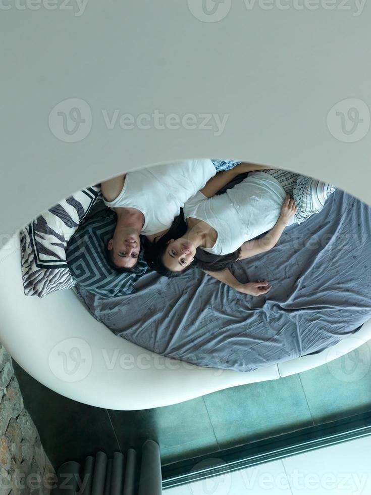 couple se détendre et s'amuser au lit photo