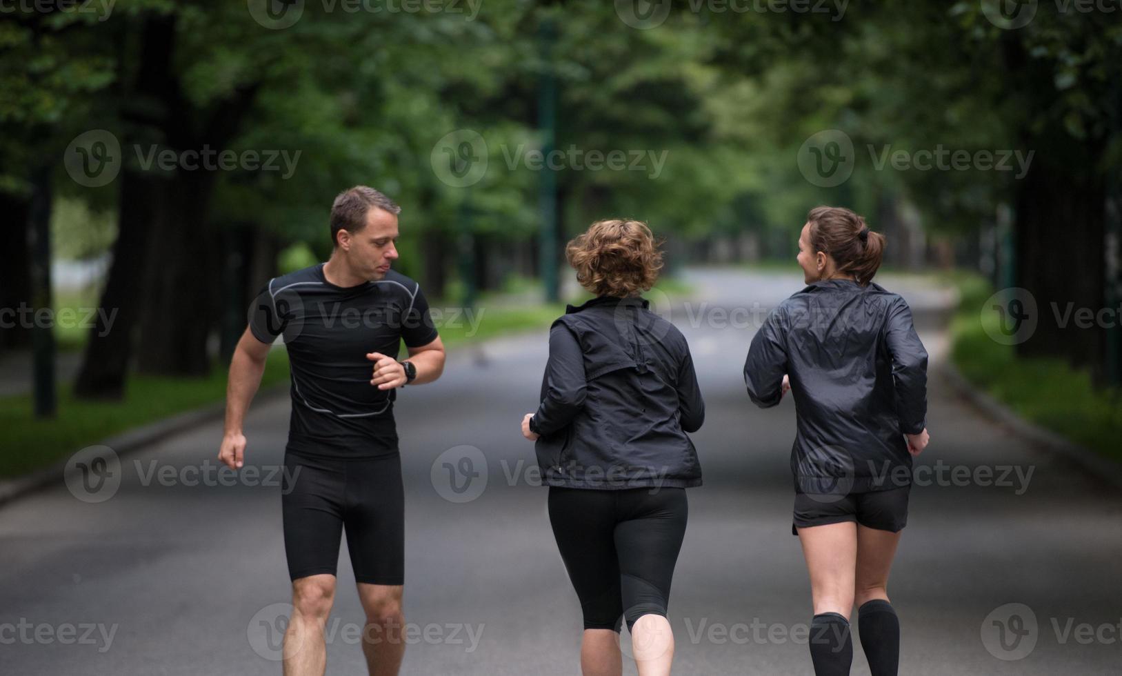 équipe de coureurs à l'entraînement du matin photo