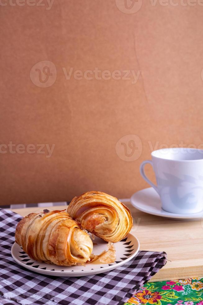 tasse de café et croissant photo