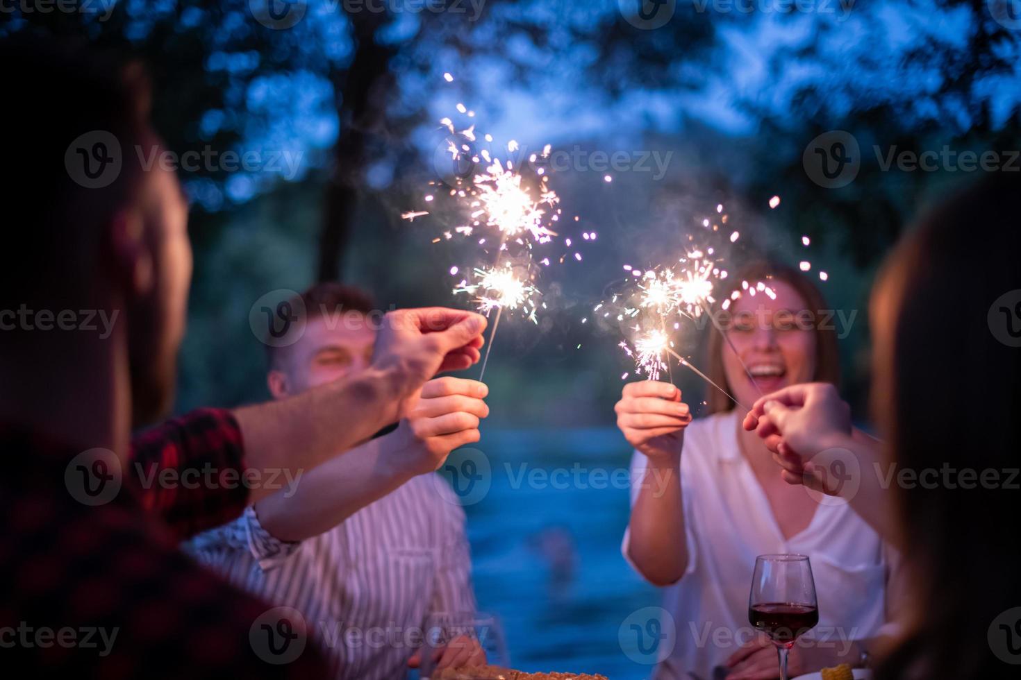 amis heureux ayant un dîner français en plein air photo