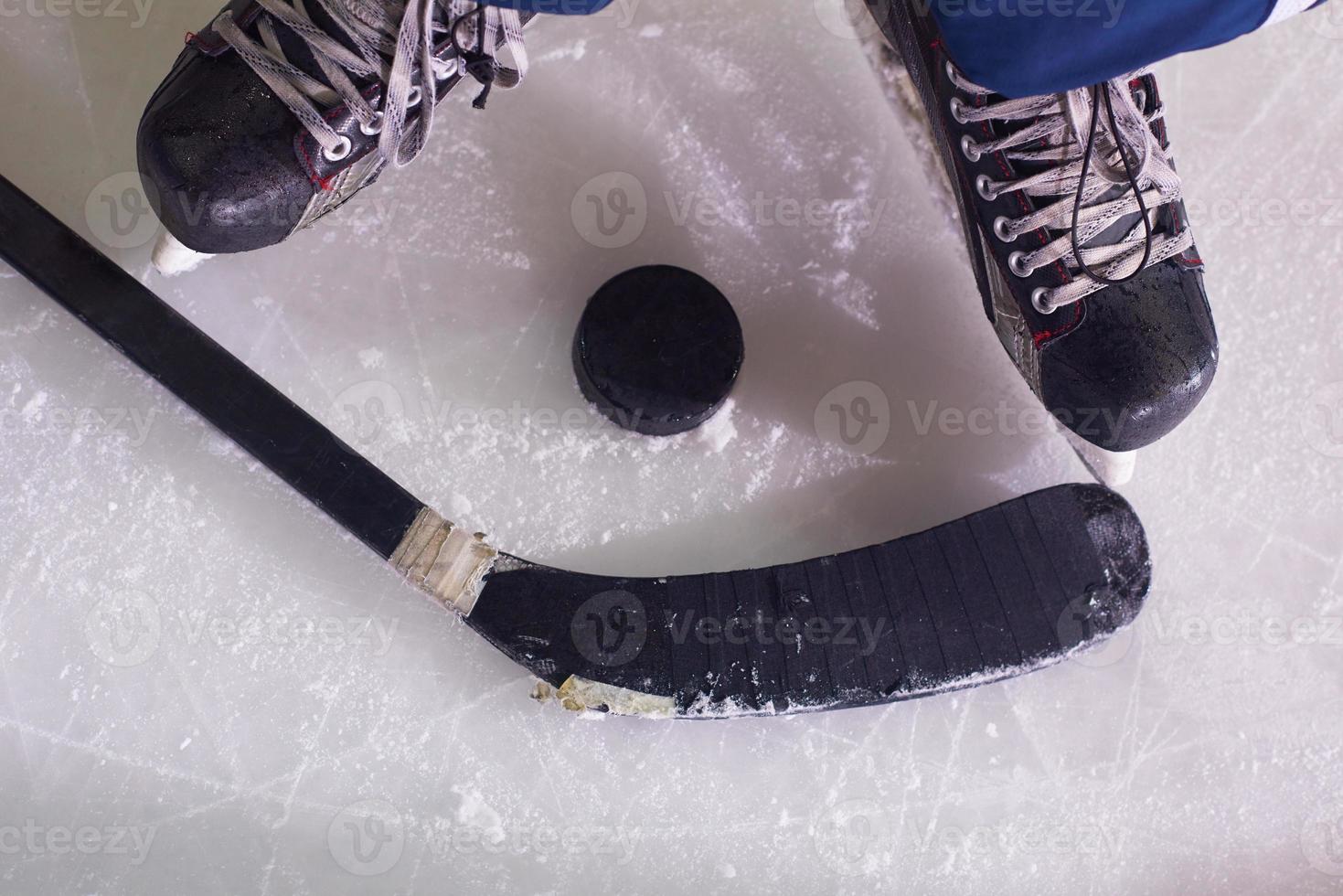 bâton de hockey et rondelle sur glace photo