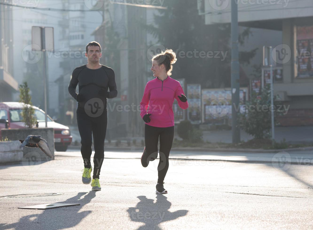 jeune couple faisant du jogging photo