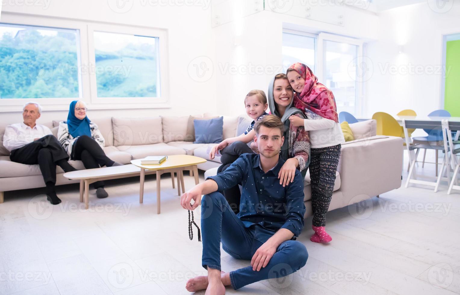 portrait d'une famille musulmane moderne et heureuse photo