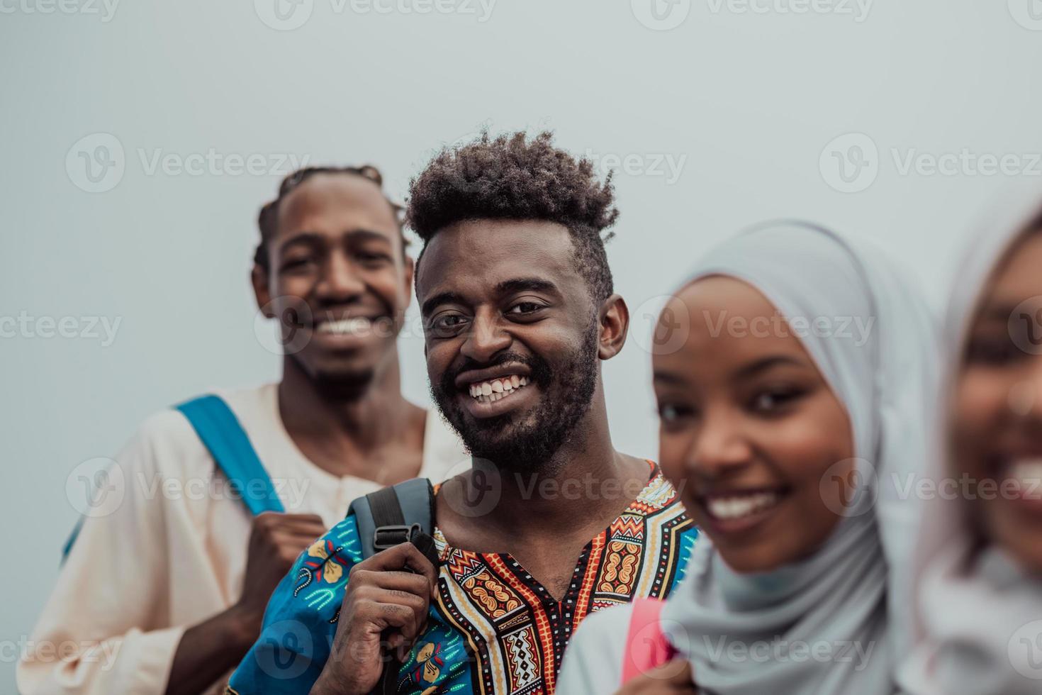 photo d'un groupe d'étudiants africains heureux qui parlent et se réunissent pour faire leurs devoirs filles portant le hijab musulman traditionnel soudanais