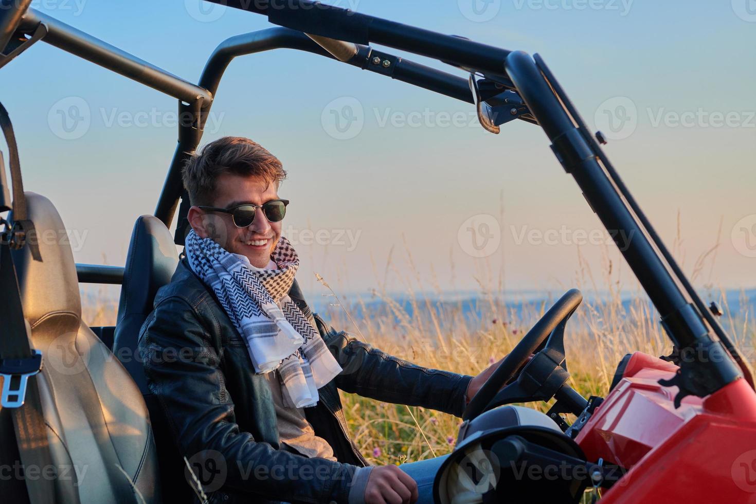 homme profitant d'une belle journée ensoleillée tout en conduisant une voiture buggy hors route photo