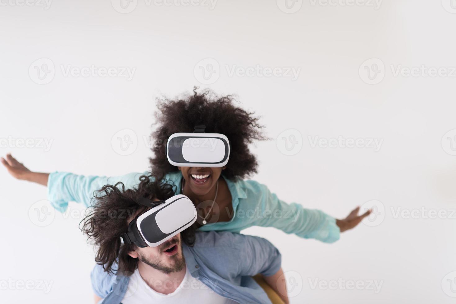 couple multiethnique acquérir de l'expérience en utilisant des lunettes de casque vr photo