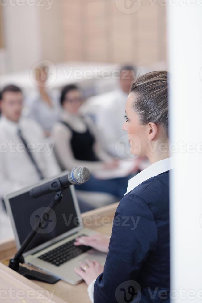 femme d'affaires donnant la présentation photo