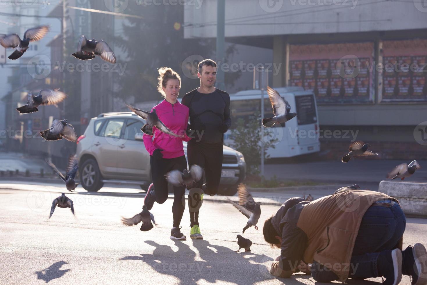 jeune couple faisant du jogging photo