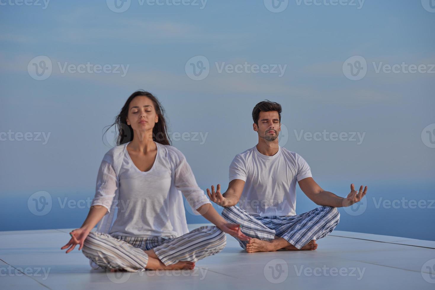 jeune couple pratiquant le yoga photo