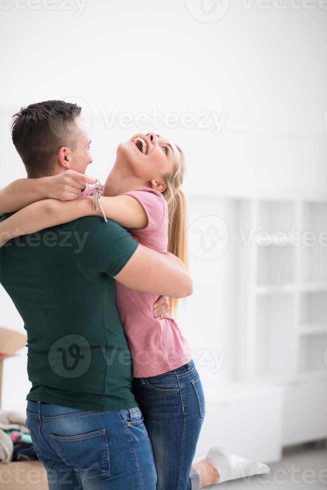 heureux jeune couple emménageant dans une nouvelle maison photo