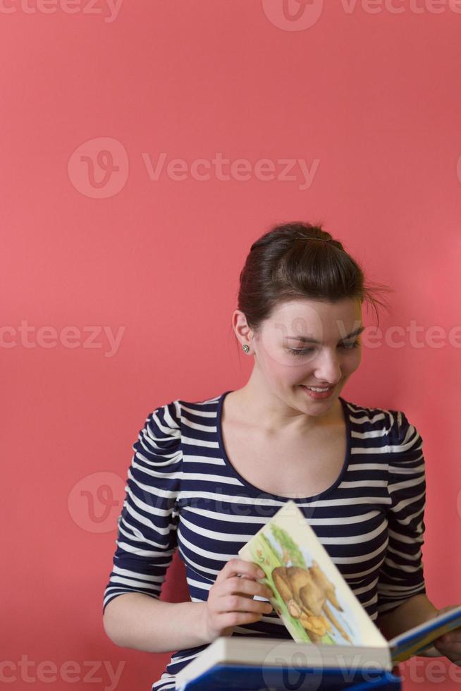 jeune femme assise sur le sol et lisant un livre photo