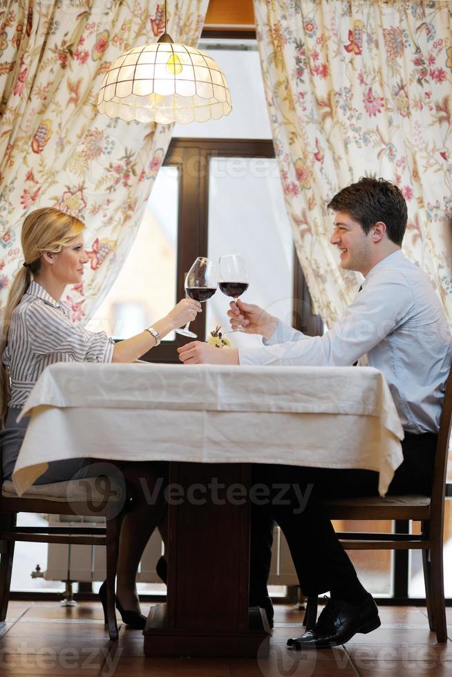 jeune couple en train de dîner dans un restaurant photo