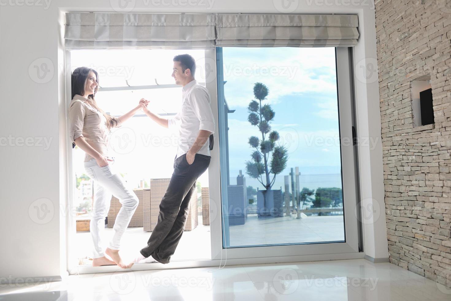 heureux jeune couple se détendre à la maison photo