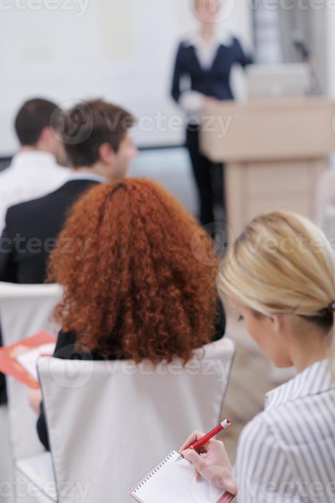 femme d'affaires donnant la présentation photo