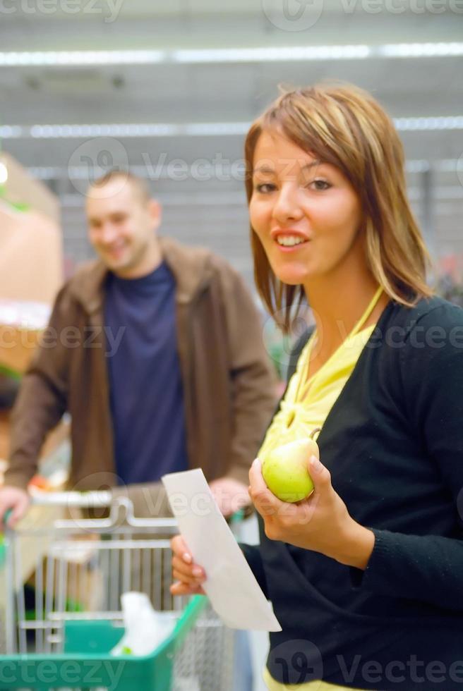 couple heureux dans les magasins photo