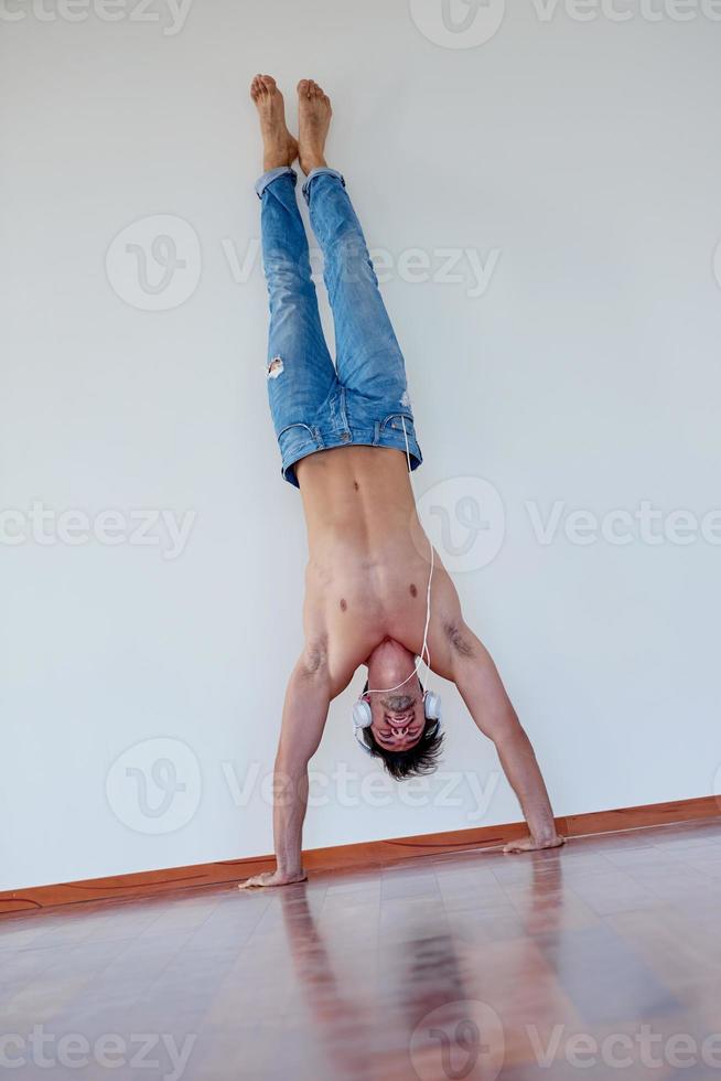 beau jeune homme écoutant de la musique au casque photo