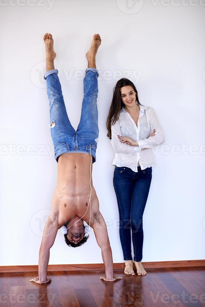 heureux jeune couple romantique s'amuser et se détendre à la maison à l'intérieur photo