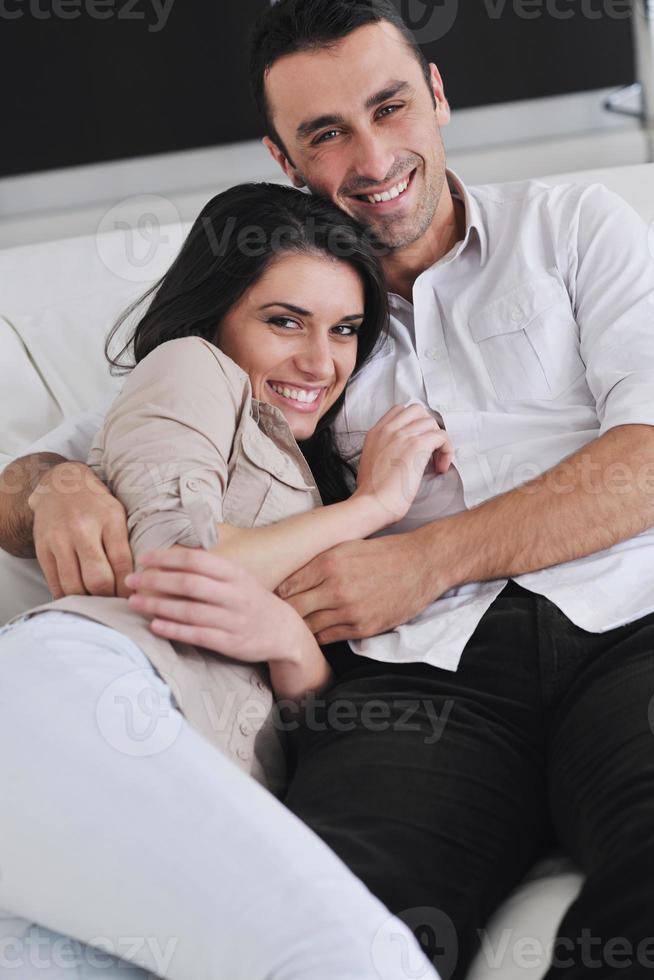 heureux jeune couple se détendre à la maison photo