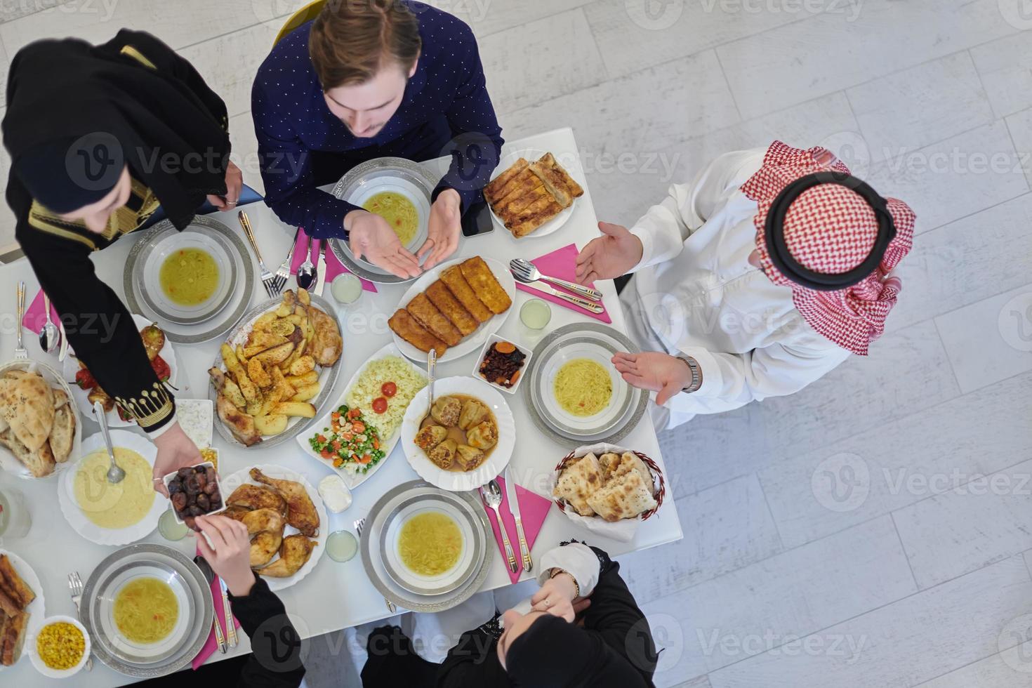 vue de dessus de la famille musulmane ayant l'iftar pendant le mois sacré du ramadan photo