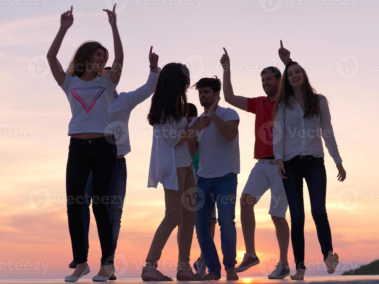 fêtards au coucher du soleil photo