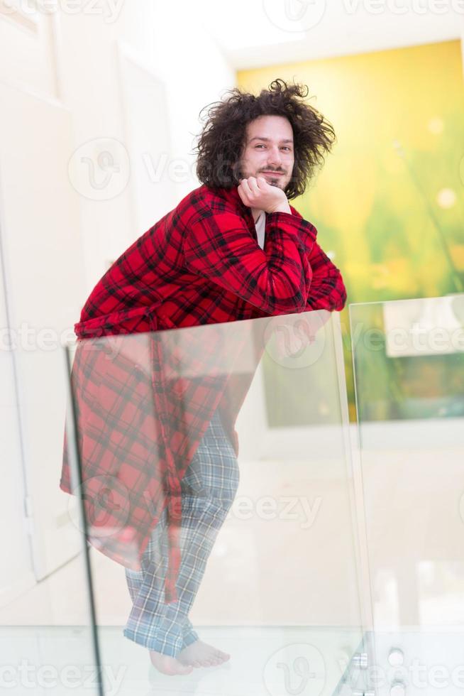 portrait de jeune homme en peignoir photo