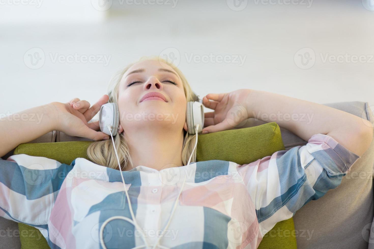 fille écoutant de la musique avec des écouteurs photo