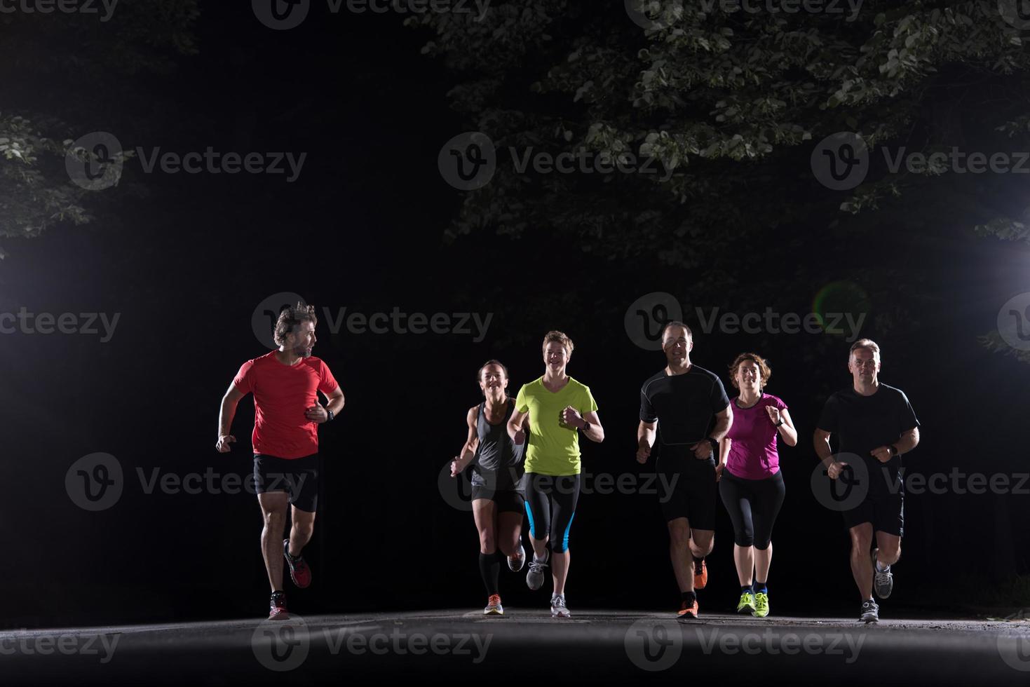 équipe de coureurs à l'entraînement de nuit photo