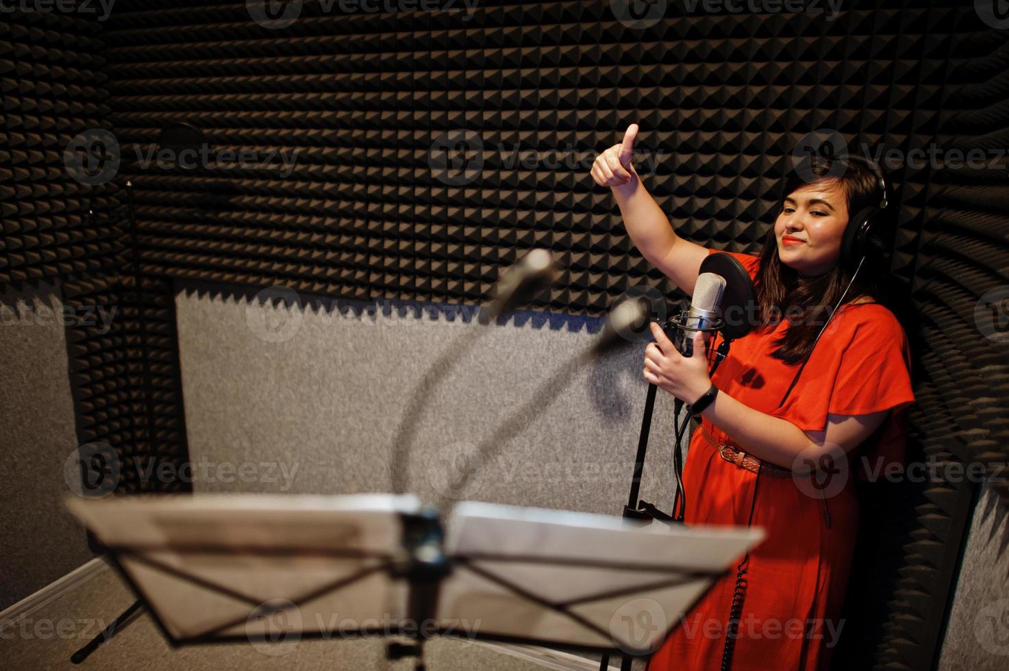 jeunes chanteurs asiatiques en duo avec microphone enregistrant une chanson dans un studio de musique d'enregistrement. photo